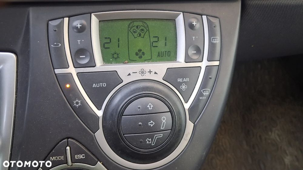 Na części Peugeot 807 silnik 2.0 HDI 107 KM RHM (DW10ATED4) lakier EYL skrzynia maska zderzak drzwi klapa szyba fotel kanapa lusterko lampa deska GWARANCJA !!! Przód Tył Zestaw Komplet Drzwi Klapa Zderzak Błotnik Maska Grill Atrapa Szyba Pas Lampa Lusterko Boczki Fotel Kanapa Kokpit Deska Rozdzielcza Przełącznik Włącznik Sterownik Przewody Wiązka Instalacja Moduł Komputer Czujnik Listwa Pompa Alternator Wtryski Głowica Rozrusznik Kompresor Sprzęgło Dwumas Silnik  Skrzynia ABS Klimatyzacji Paliwa Wspomagania Kolektor Turbina Przepustnica Zawór Chłodnica Koło Hak Belka Sanki Zawieszenie Mcpherson Półoś Amortyzator Wydech Tłumik Zacisk Most - 15