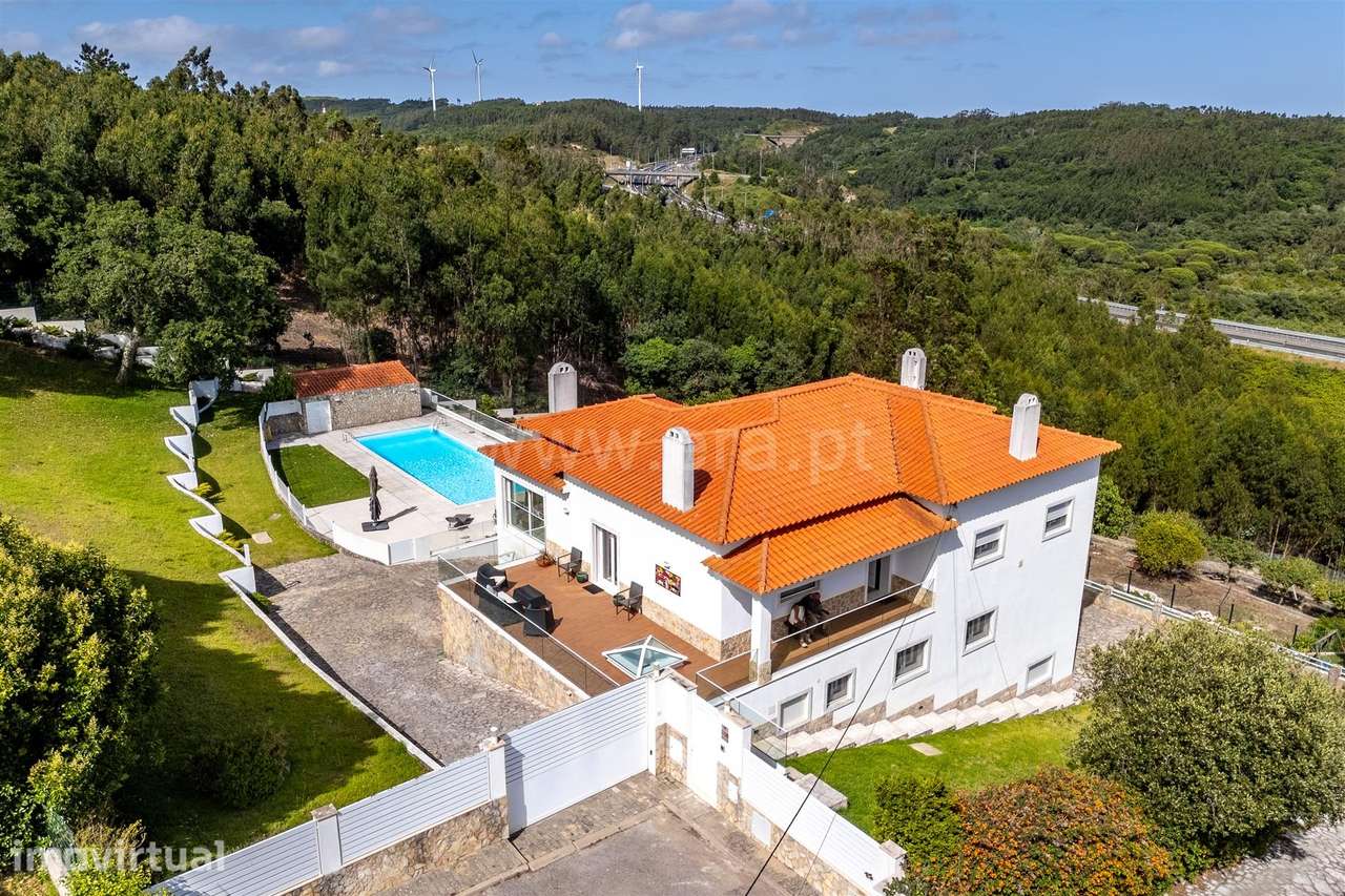 Moradia Contemporânea de Luxo com Piscina Aquecida - Grande imagem: 3/22