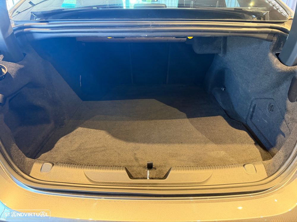 Jaguar XE 2.0 D200 R-Dynamic HSE - 34