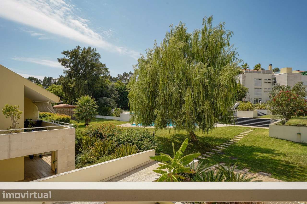 T3 Duplex com Mezanine e Terraço em Condomínio com Piscina | Bicesse - Grande imagem: 2/42