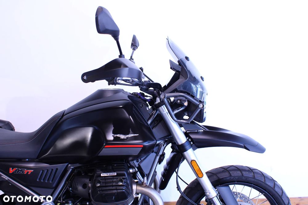 Moto Guzzi V85 - 12