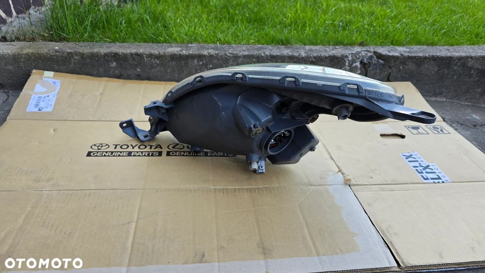 Toyota Yaris I Verso 99-02 Lampa Przednia Prawa Oryginał Europa - 4
