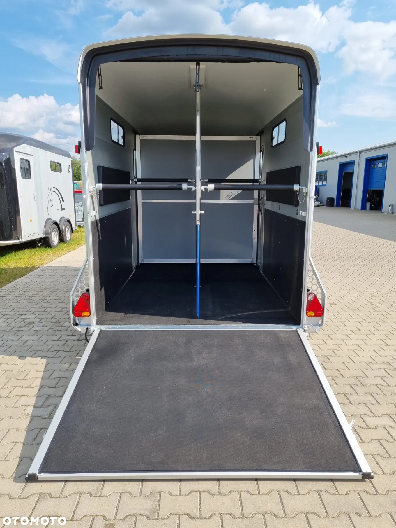 Cheval Liberte Multimax przyczepa na dwa konie | duża siodlarnia | drzwi boczne | 2600 kg DMC | 380×181 cm  |  ALUMINIOWA | Debon | dostawa | mocna i solidna | - 17