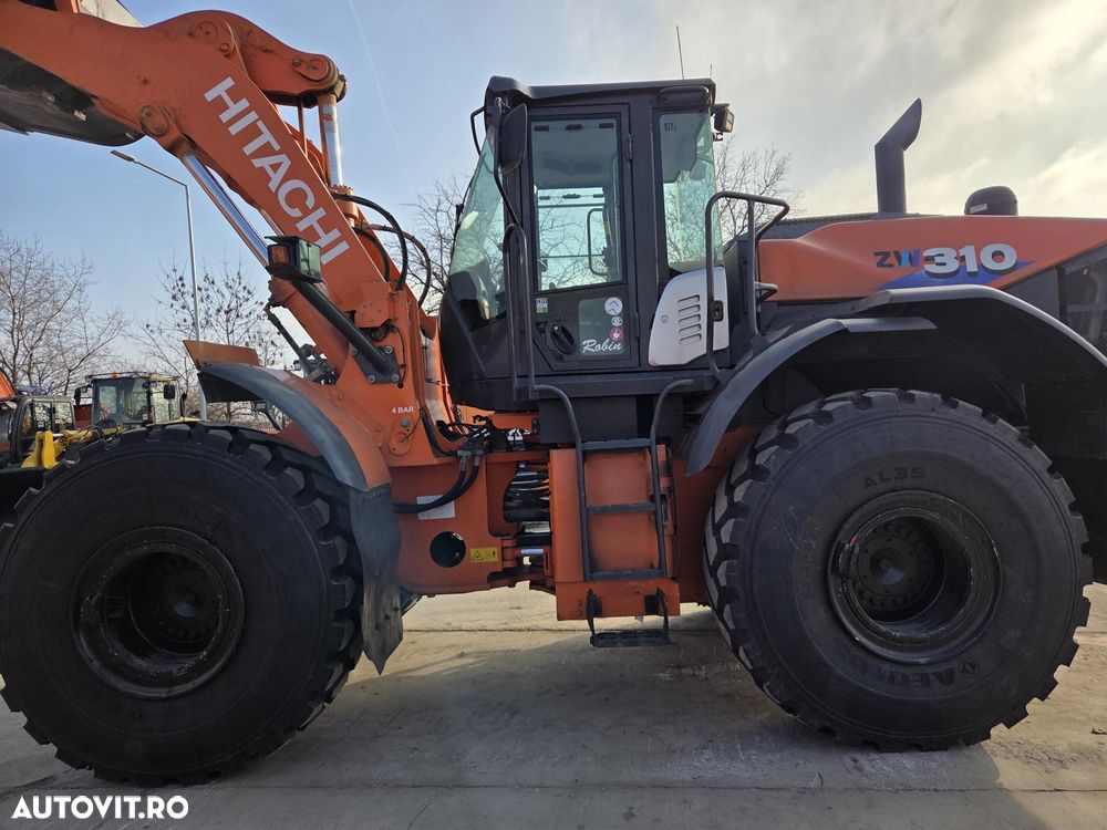 Hitachi Cupa 5mc, 28tone, ANVELOPE NOI, VIRARE prin JOYSTICk, Gresare automata, Inaltiime basculare cupa 4,3m, Lama noua la cupa, produs in JAPONIA, camera luat vederi spate, posibilitate leasing, motor 282 CP, STARE BUNA, PROMOTIE 86.900 EUR+tva - 28