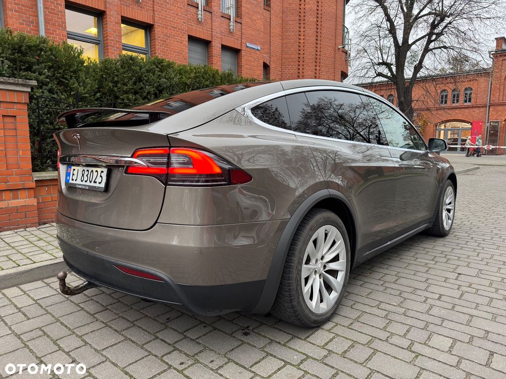 Tesla Model X - 5