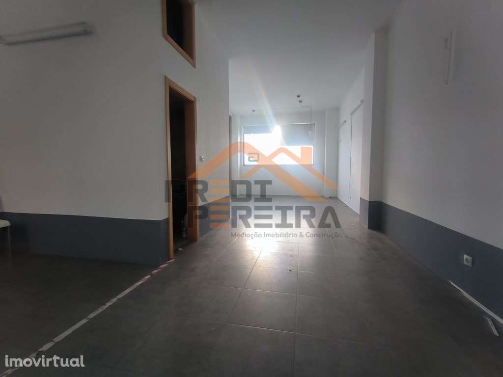 Loja na Quinta do Conventinho, Santo António dos Cavaleiros. - Grande imagem: 4/10