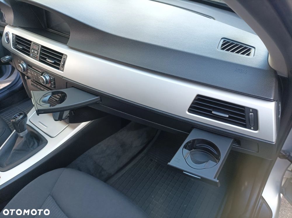 BMW Seria 3 320d DPF Efficient Dynamics Edition - 24