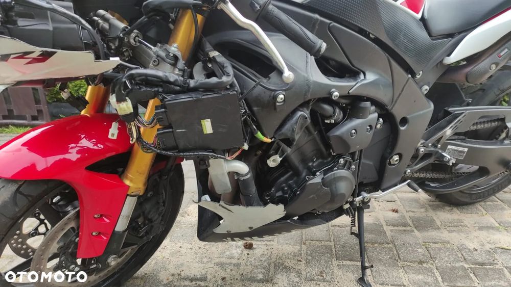 Yamaha R1 - 8