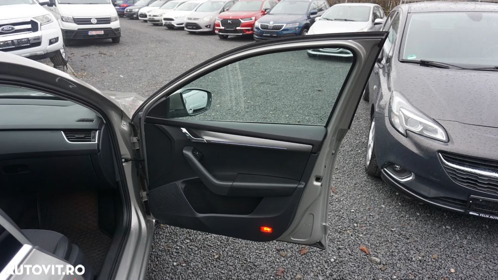 Skoda Octavia Combi 1.6 TDI DSG Premium Edition - 9