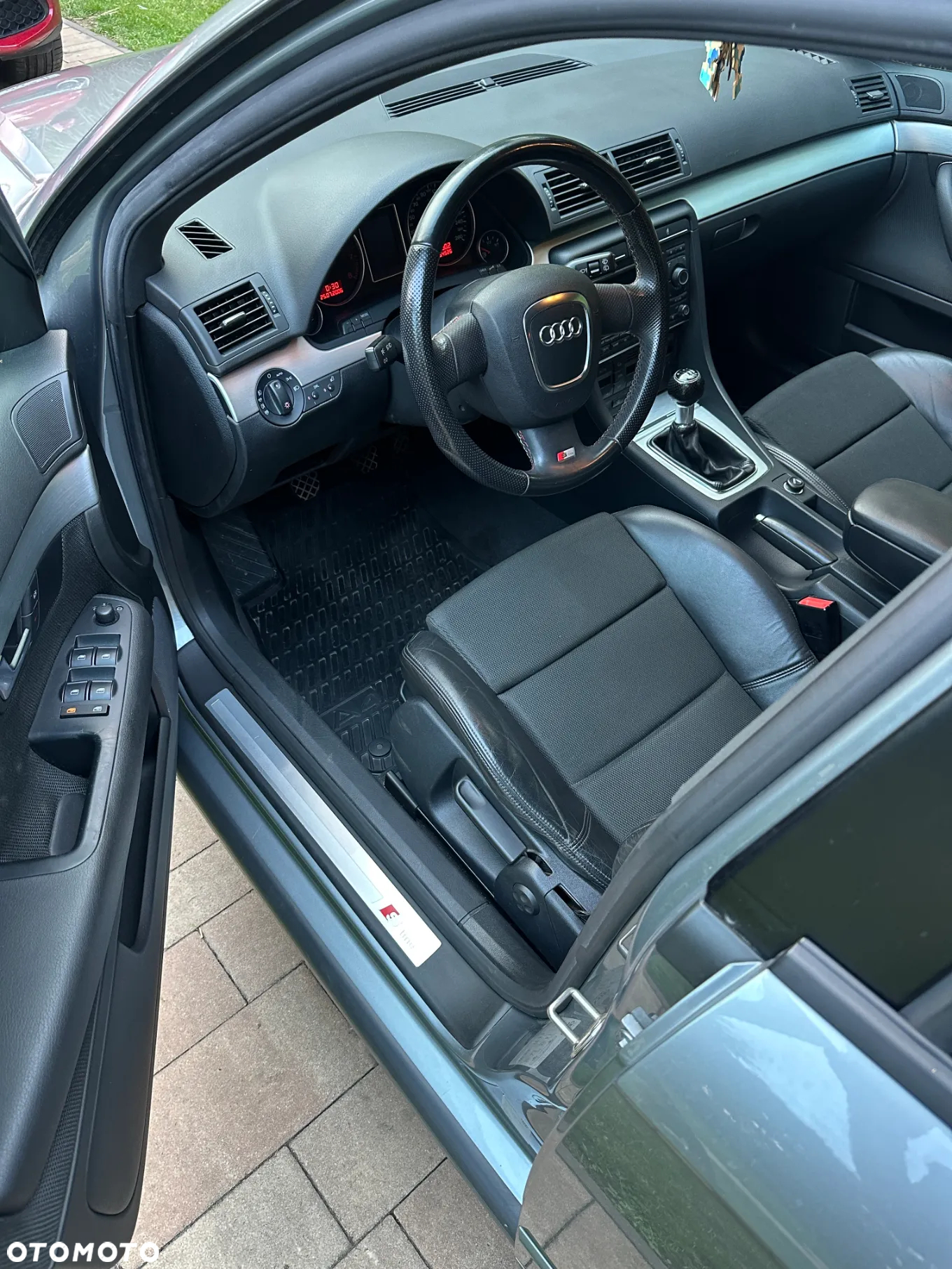 Audi A4 2.0T FSI - 13