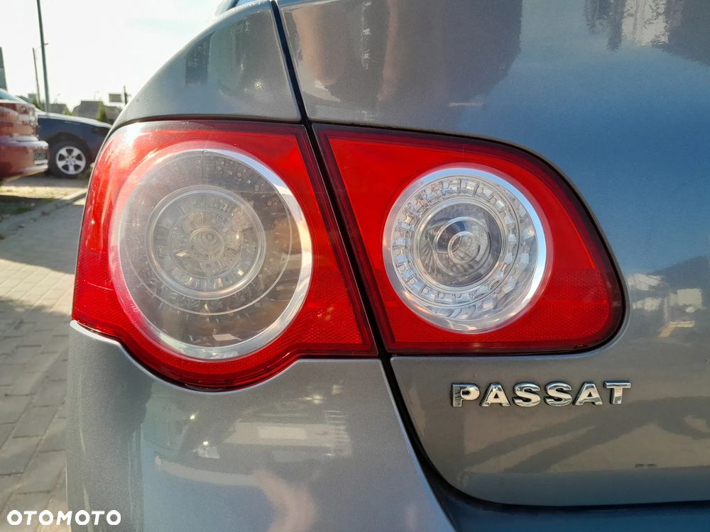 VW PASSAT B6 LAMPA TYLNA LEWA W KLAPE SEDAN
