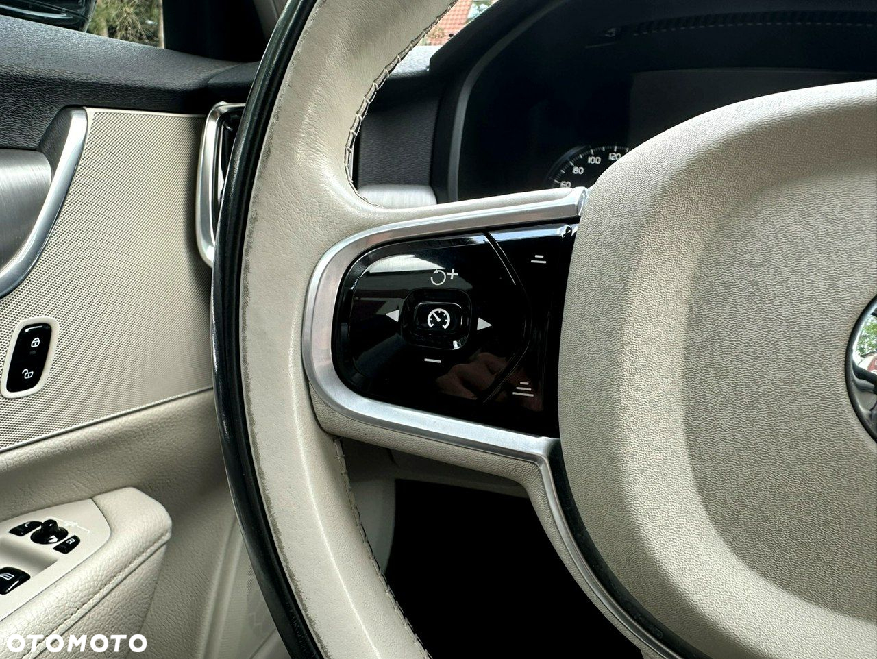 Volvo V90 D5 AWD Momentum - 32