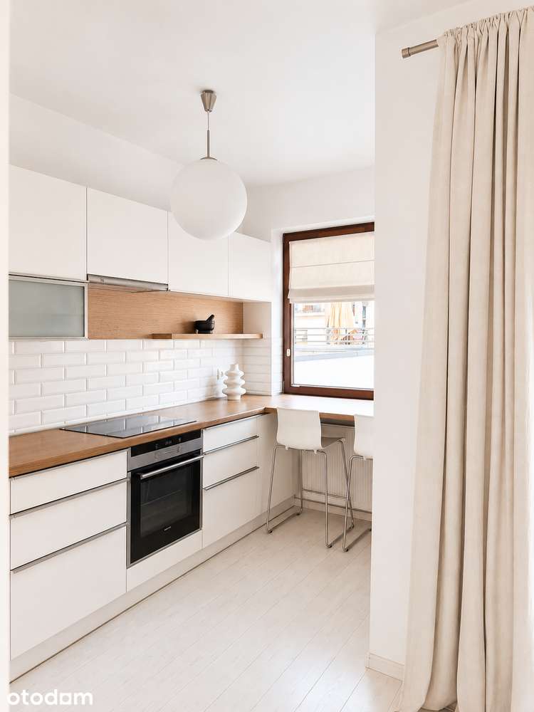Kawalerka jasna, duże okna i balkon, garaż, zadbane osiedle