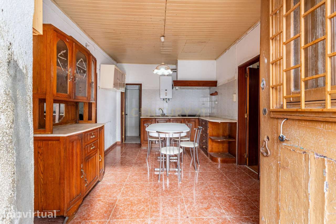 Moradia T4 para Remodelação Total em Vialonga - Grande imagem: 4/19