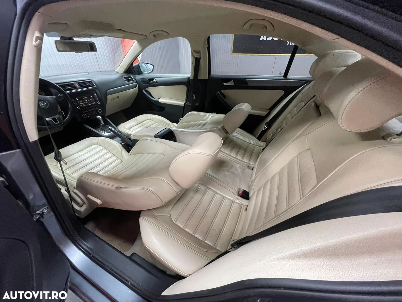 Volkswagen Jetta - 1