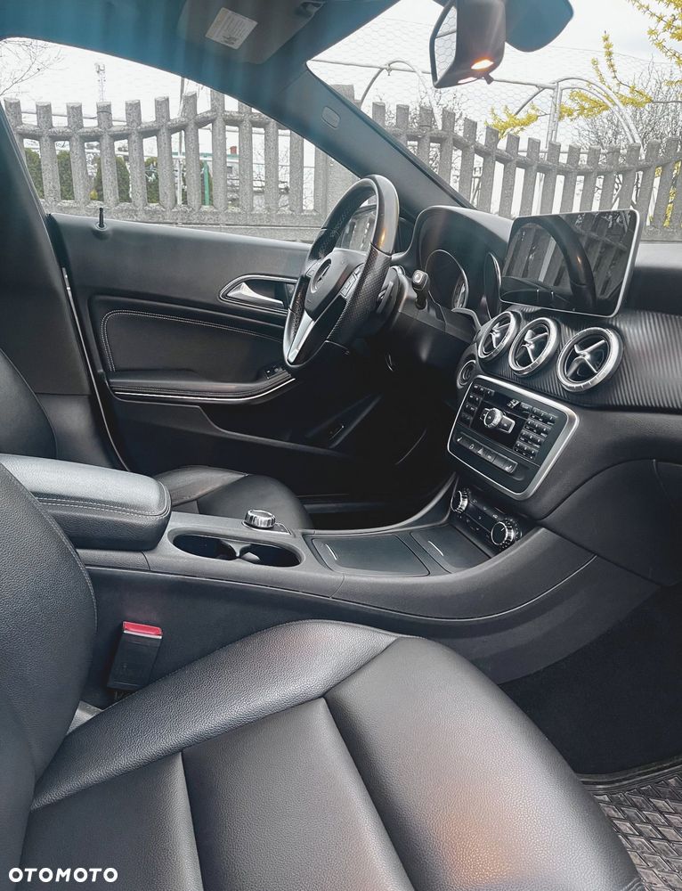 Mercedes-Benz CLA 250 4Matic 7G-DCT - 17