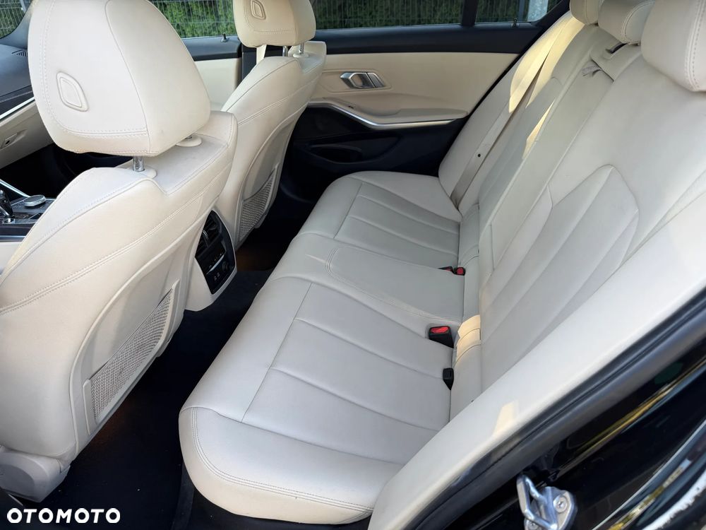 BMW Seria 3 330i M Sport - 28