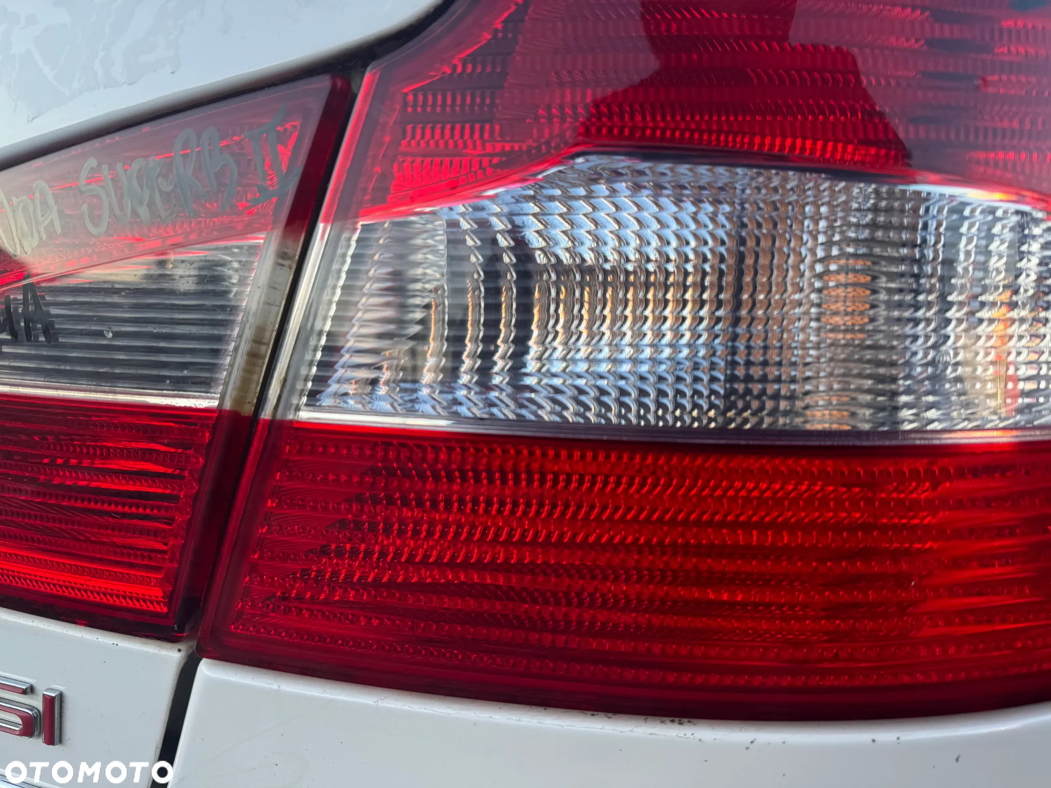 SKODA SUPERB II LAMPA PRAWA TYLNA PRAWY TYŁ Z BŁOTNIKA W BŁOTNIK - 3