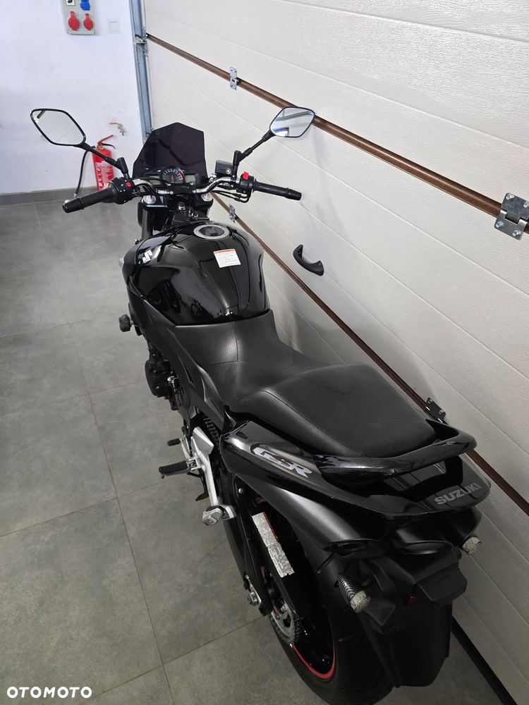 Suzuki GSR - 21