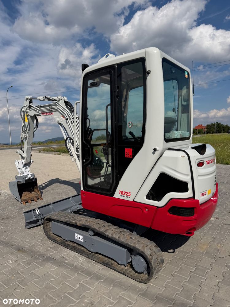 Takeuchi Tb225 - 4