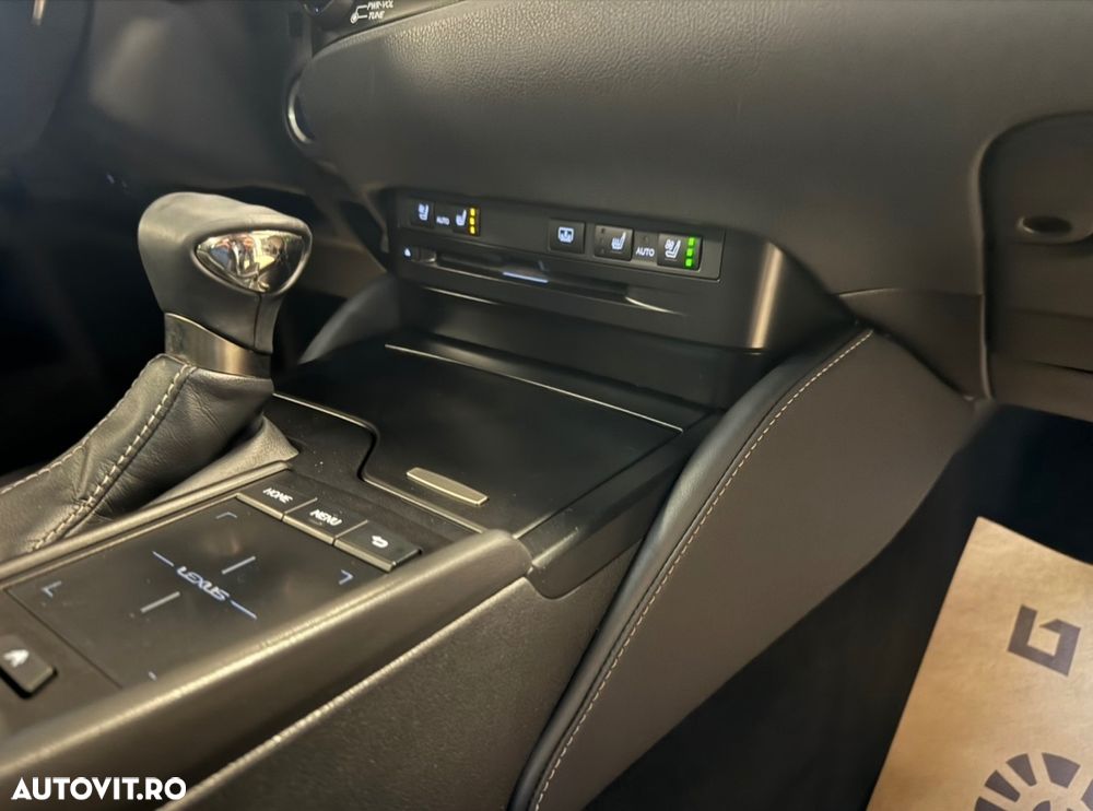 Lexus Seria ES 300h 2.5 TNGA HV 25H- 4X2 CVT Executive - 31