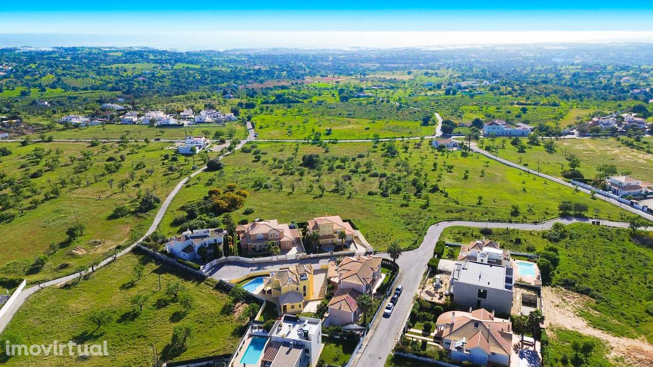 Lote urbano com projeto para moradia contemporânea com piscina - Grande imagem: 2/11