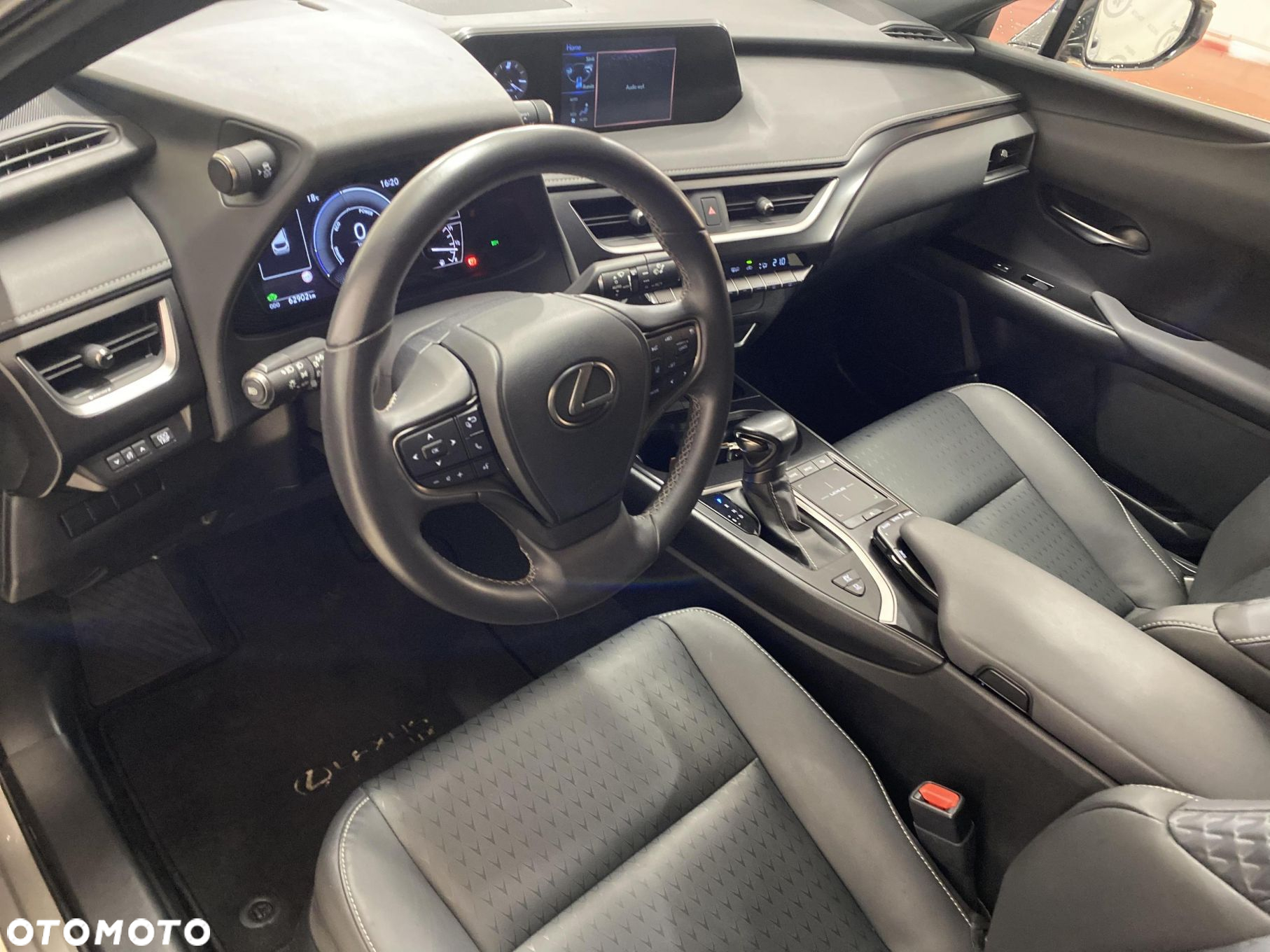 Lexus UX - 10
