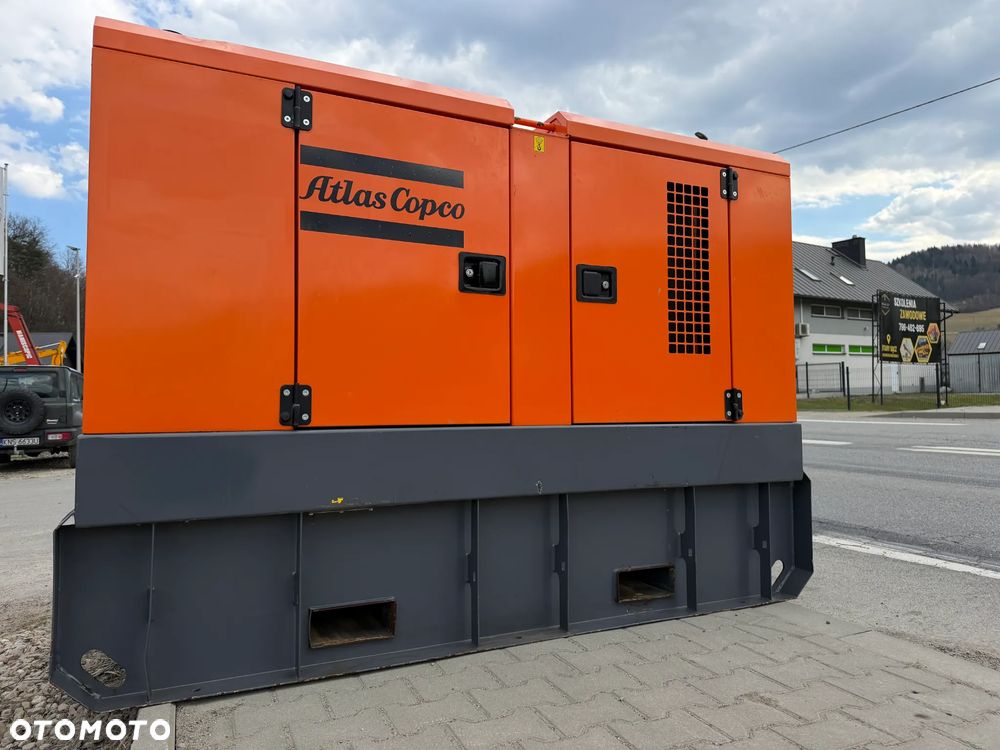 Atlas Copco QAS 60 ST3 Agregat Prądotwórczy Wyciszony GENERATOR 60 KW 2018r. JAK NOWY z Norwegii 5474 mtg Silnik PERKINS 4 cylindry. Prądnica Leroy-Somer. Maszyna działa wzorowo! Nie posiada ani deka zniszczeń! Pochodzi z Upadłośći Norweskiej. Okazja pełny ORYGINAŁ. Maszyna po serwisach w autoryzowanym oddziale. Kolejny serwis dopiero za 2 tysiące mtg. Agregat Gotowy do pracy!! - 3