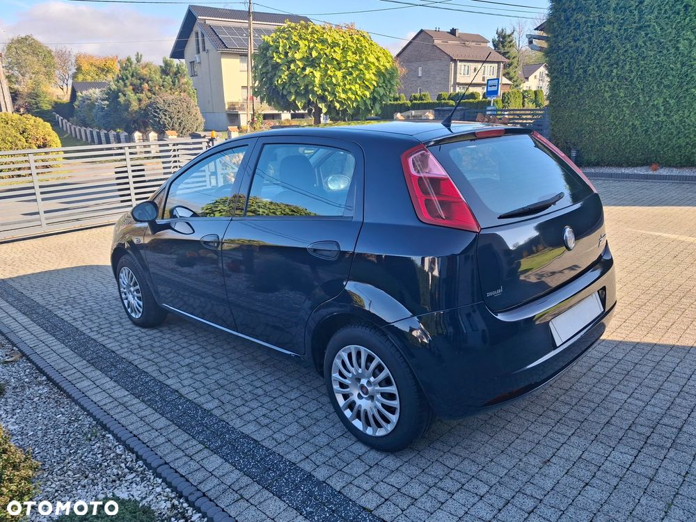 Fiat Grande Punto 2011 photo 2