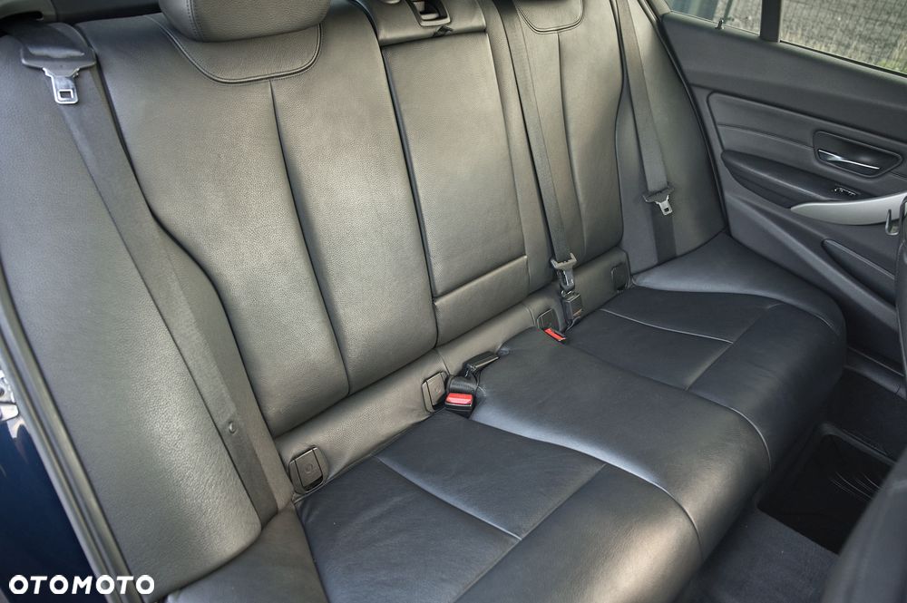 BMW Seria 3 320d - 32