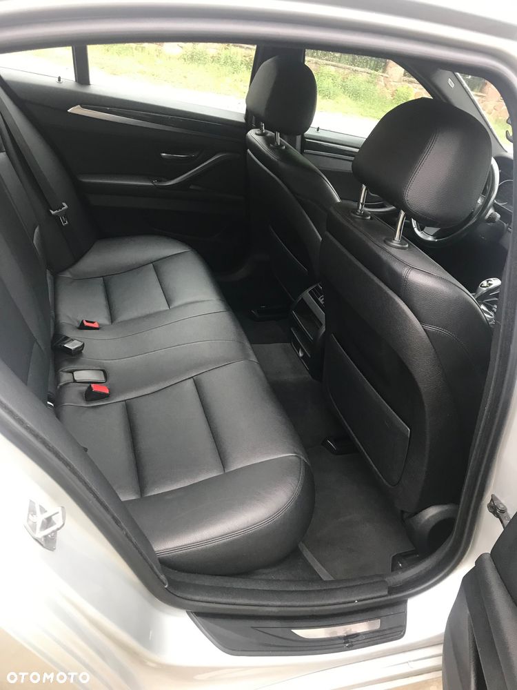 BMW Seria 5 525d xDrive - 13
