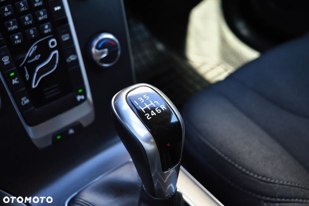 Volvo V40 T2 Momentum - 23