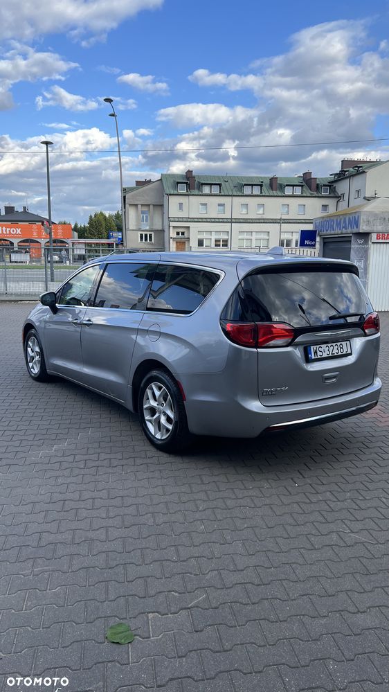 Chrysler Pacifica - 4
