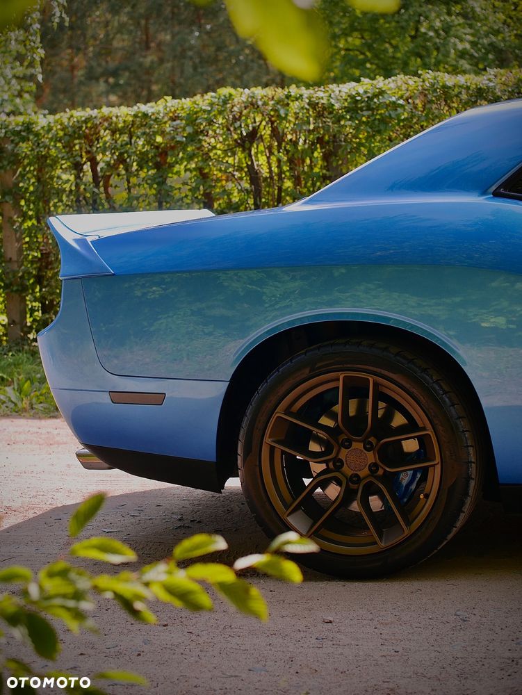 Dodge Challenger - 8