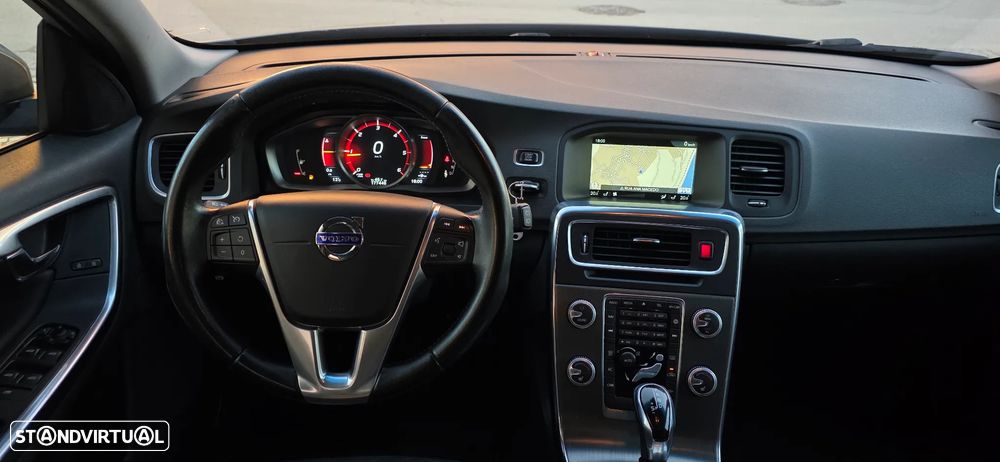 Volvo V60 2.0 D4 Momentum Geartronic - 11