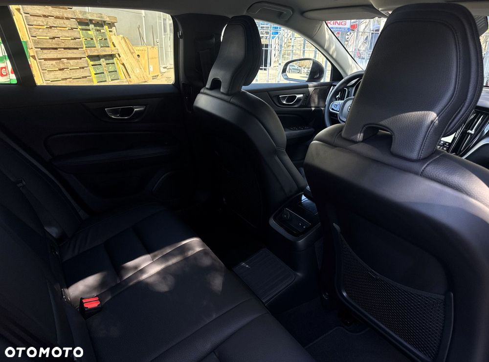 Volvo V60 T8 AWD Plus Dark - 25
