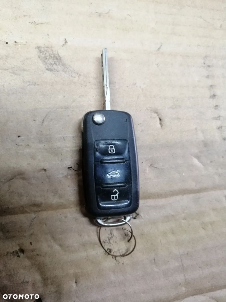 Skoda Rapid 1.2 86KM CBZ CBZA CBZG zestaw startowy komputer Continental 03F906070HA 5WP44882 stacyjka immo moduły licznik i inne - 13