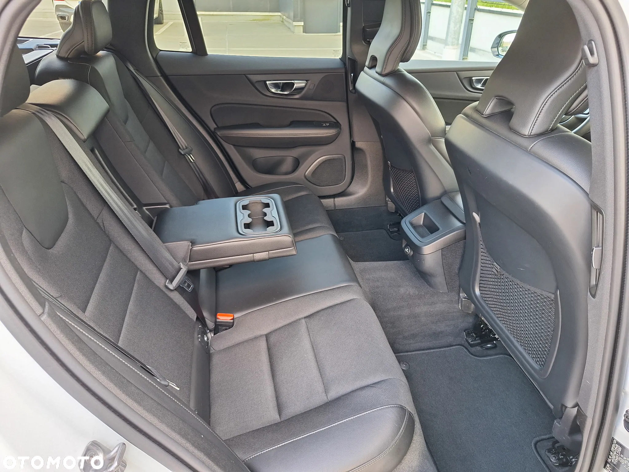 Volvo V60 D4 Momentum Pro - 24