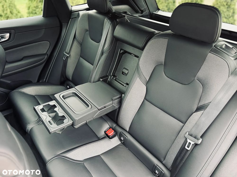 Volvo XC 60 B4 D AWD Ultimate Dark - 16
