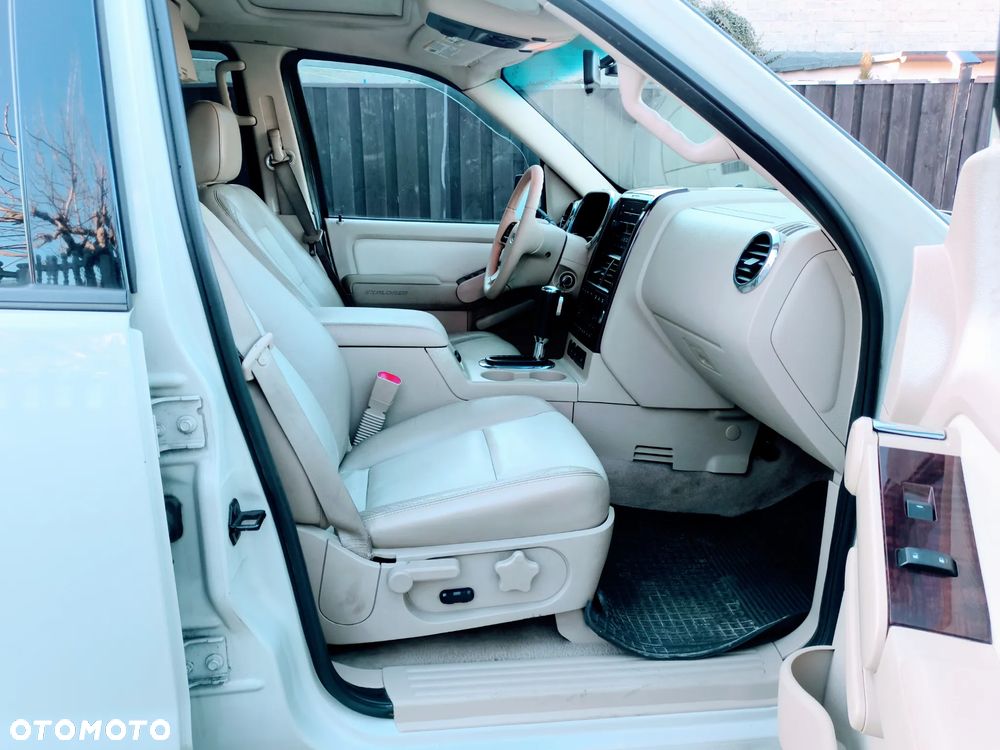 Ford Explorer 4.6 4WD - 26