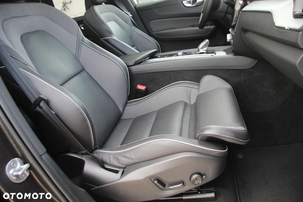 Volvo XC 60 B4 D AWD Plus Dark - 25
