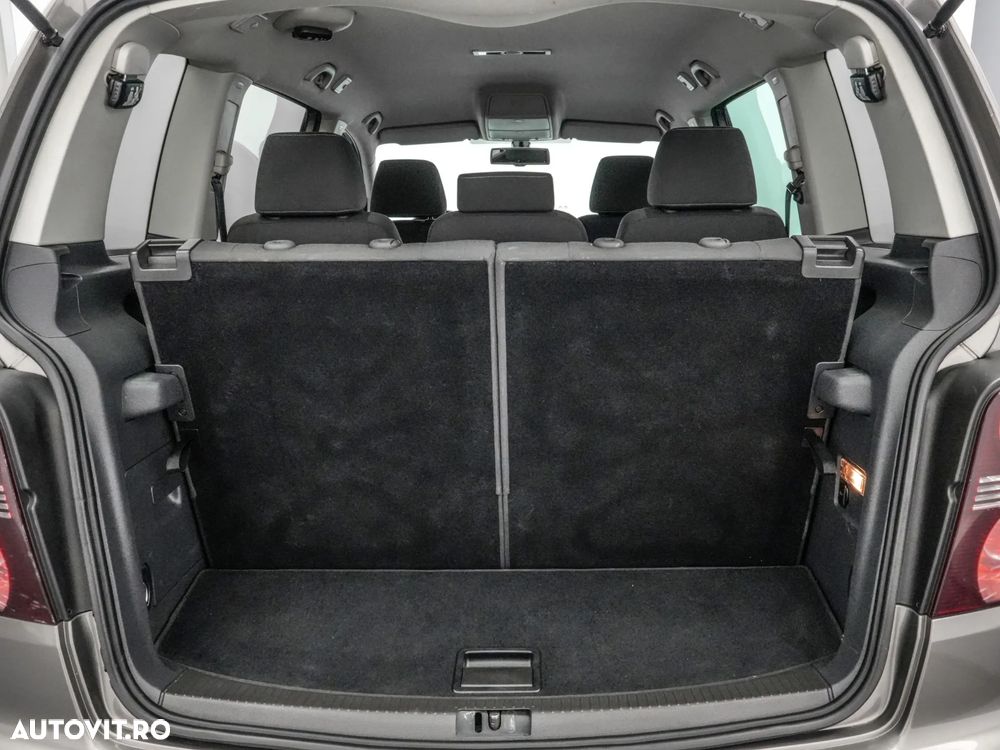 Volkswagen Touran 1.9 TDI DPF Conceptline BlueMotion - 23