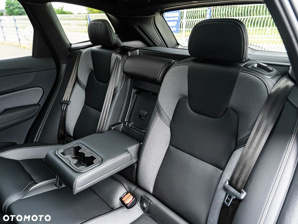 Volvo XC 60 B5 B AWD Plus Dark - 27