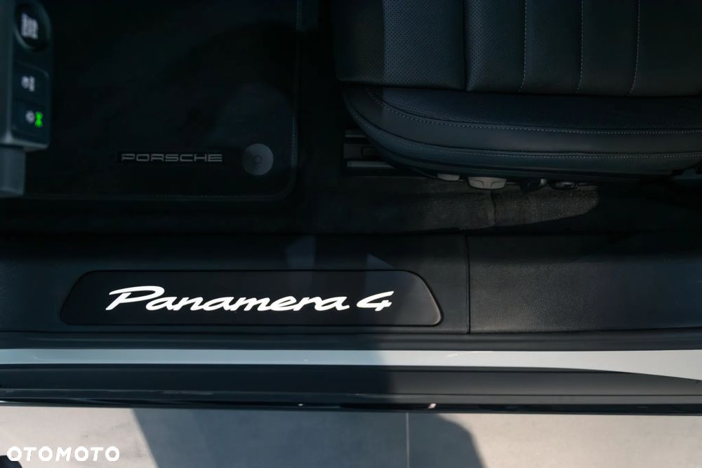 Porsche Panamera 4 E-Hybrid PHEV - 22