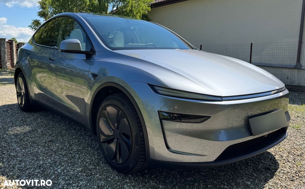 Tesla Model Y - 17