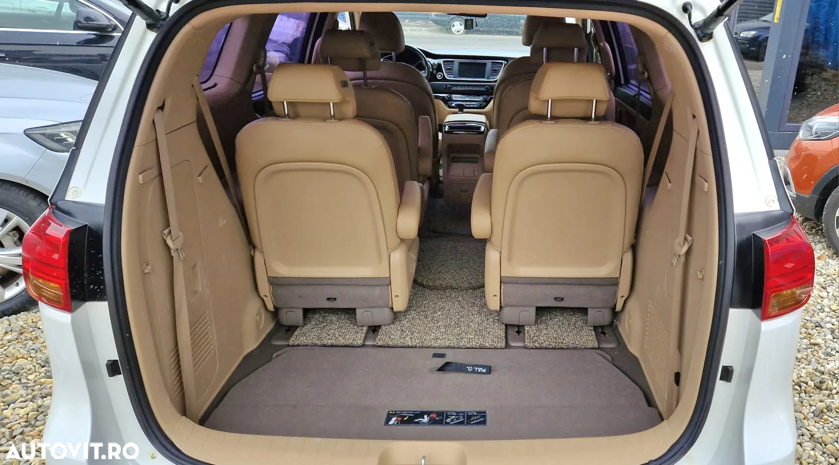 Kia Carnival - 11