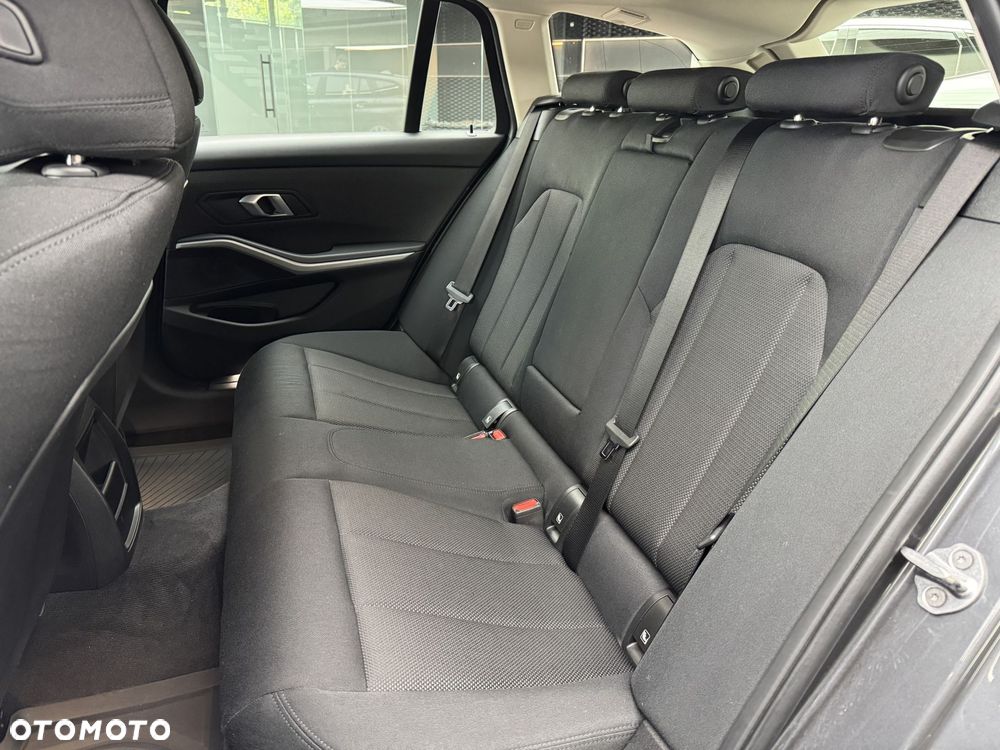 BMW Seria 3 318i - 15