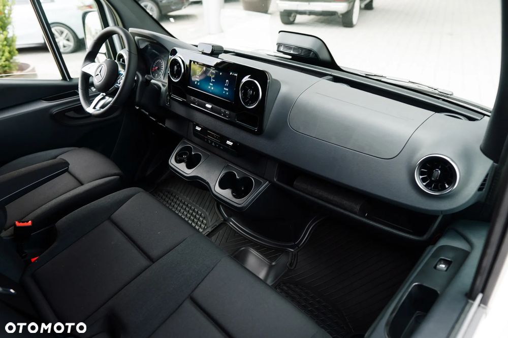 Mercedes-Benz Sprinter - 12