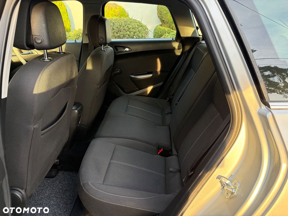 Opel Astra 1.6 Turbo Edition - 22