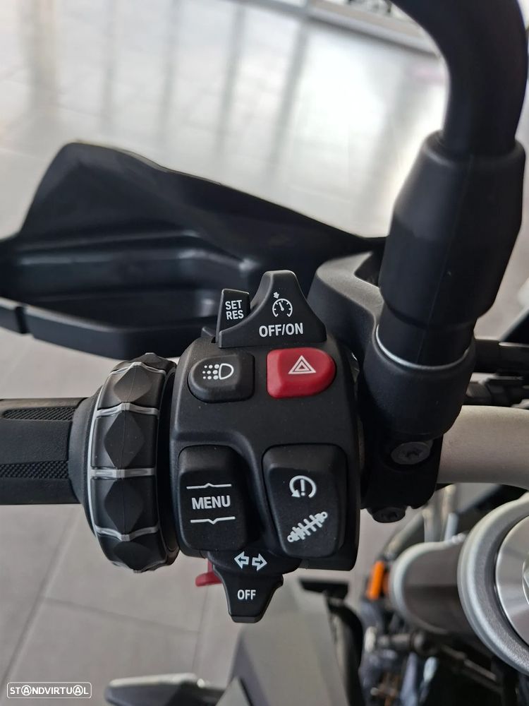 BMW F 900 R Triple Black - 17